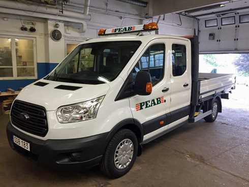 Vit Ford Transit dubbelhytt med flak " PEAB" stulen i Tullinge